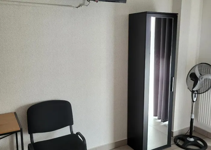 Orange Tree אכסניה *